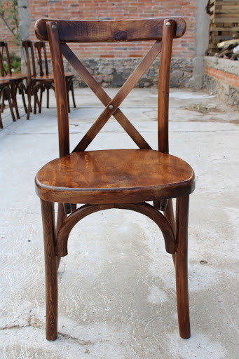 Fábrica de sillas y mesas, madera metal